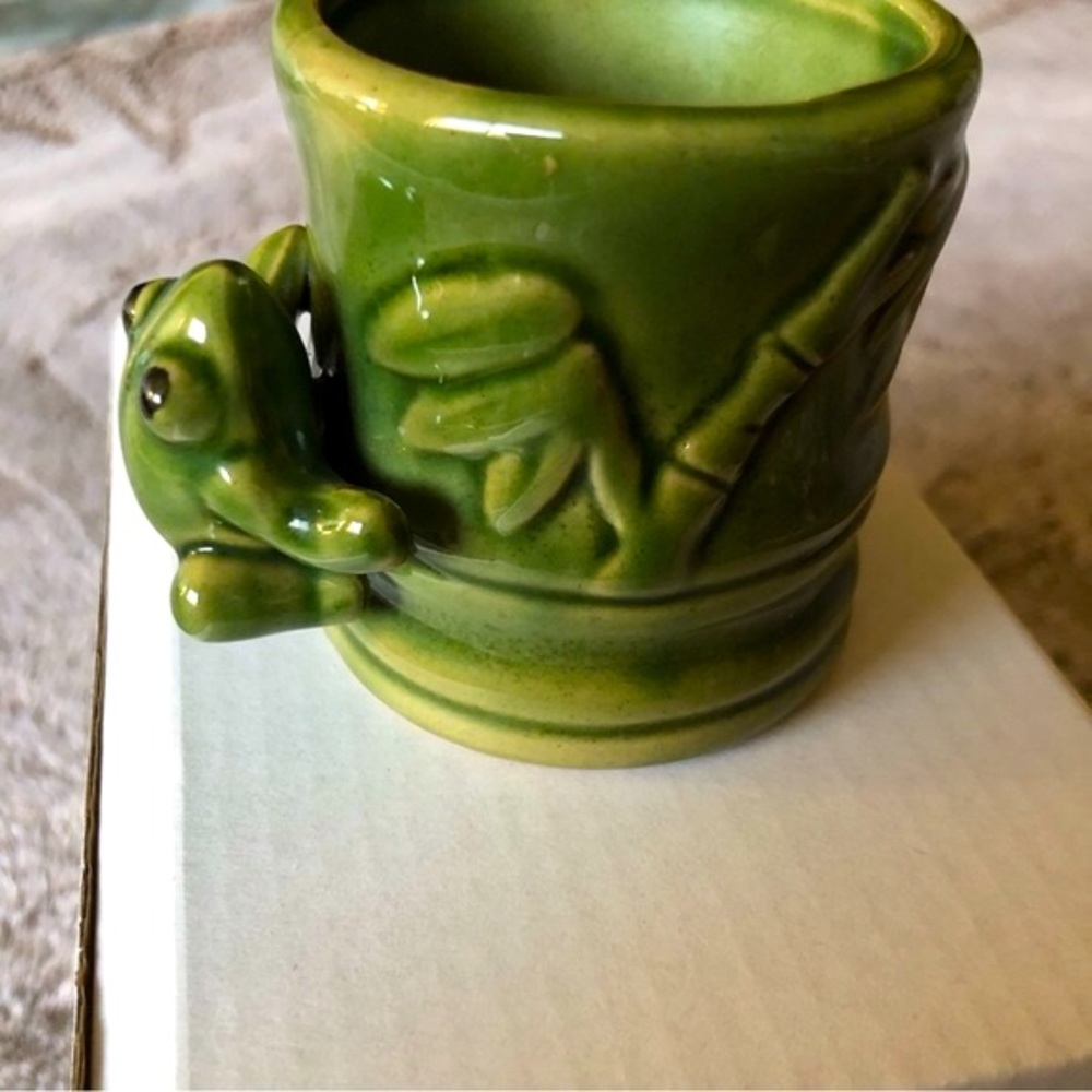 Frog climbing Bamboo Mini planter - Picture 9 of 13